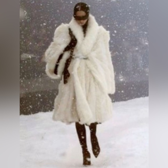 SOLD OUT WHITE GREY FAUX FUR COAT NWT 🩶 - Picture 9 of 9